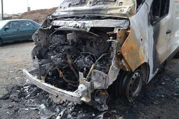 Imágenes de algunos de los vehículos afectados por los incendios en el parquin de Arnao y solar de Punto Fielato/TA.